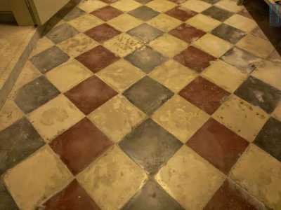 Visitiamo delle stanze che conservano l�originale pavimento d�epoca...